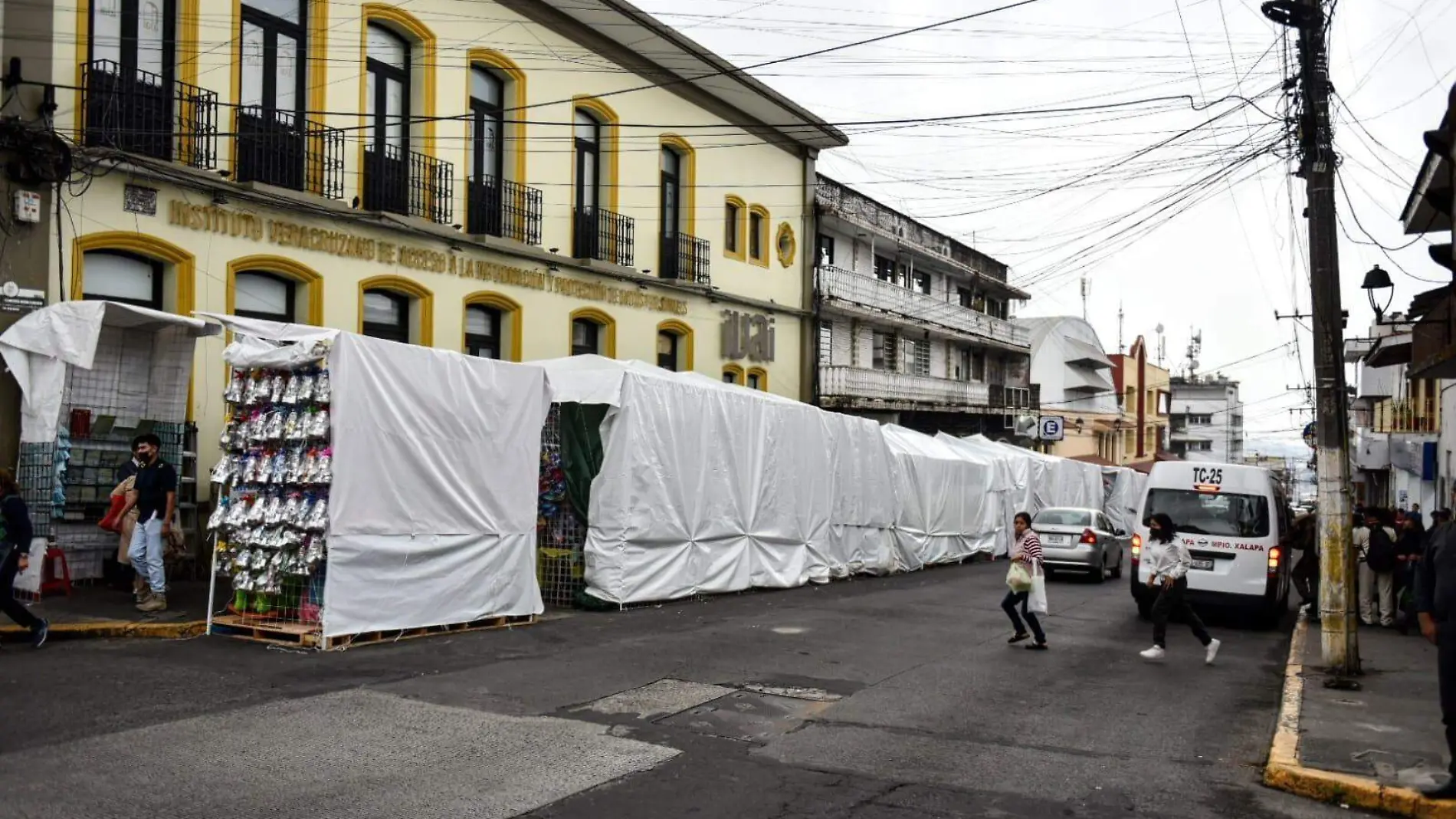 Vendedores salen a vender a la vía pública; no hay cierre de calles